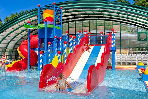 Kleurrijke waterglijbanen en zwembad op camping CAPFUN Dune Fleurie in Quend Plage (80).