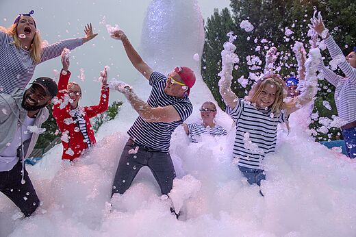 Schuimparty met vakantiegangers op camping CAPFUN Dune Fleurie in Quend Plage (80).