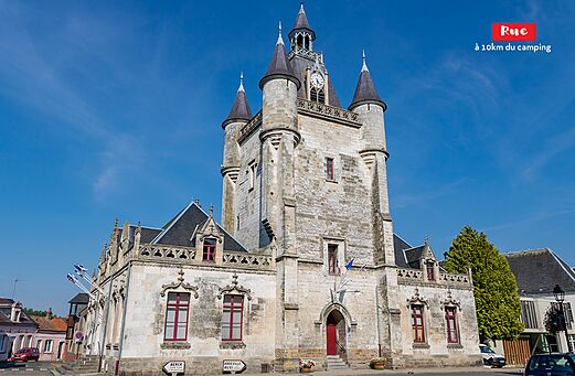 Historische klokkentoren van Rue met uurwerk, te bezoeken nabij de camping in Somme.