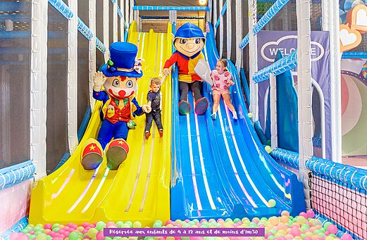 Binnenspeeltuin, glijbanen, mascottes op camping CAPFUN Dune Fleurie in Quend Plage (80).