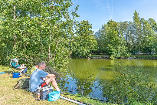 Vissen aan de rand van de vijver op camping CAPFUN Dune Fleurie in Quend Plage.