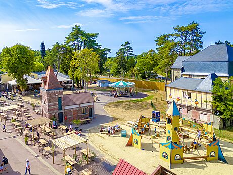 Restaurantterras en speeltuin op camping CAPFUN Dune Fleurie in Quend Plage.