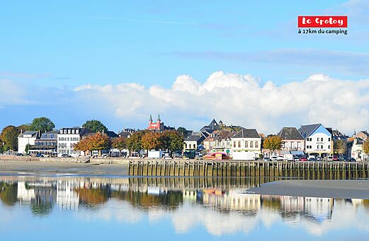 Le Crotoy, charmante havenstad met kleurrijke huizen en reflecties op het water.