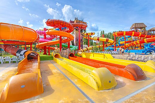 Kleurrijke waterglijbanen en buitenzwembad op camping CAPFUN Dune Fleurie in Quend Plage (80).