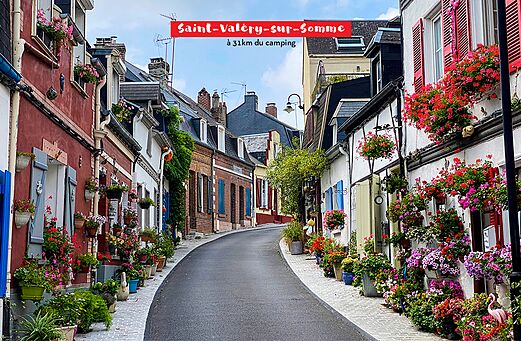 Schilderachtige bloemrijke straat in Saint-Val�ry-sur-Somme, te bezoeken nabij camping.