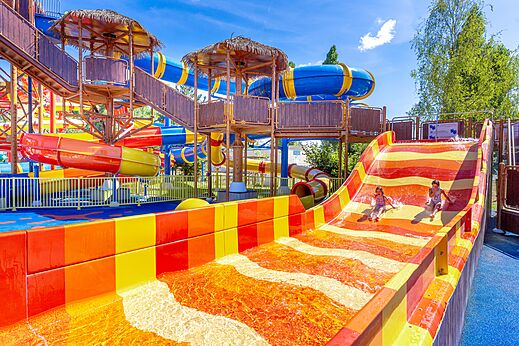 Enorme waterglijbaan en spelende kinderen op camping CAPFUN Dune Fleurie in Quend Plage (80).