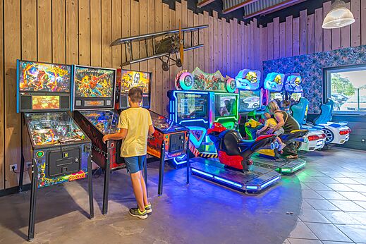 Flipperkasten en racegames op camping CAPFUN Dune Fleurie in Quend Plage.