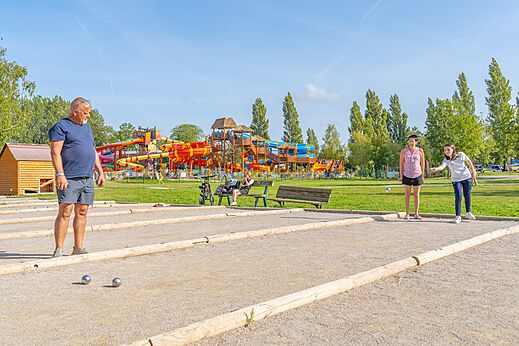 Jeu de boules baan met spelers op camping CAPFUN Dune Fleurie in Quend Plage (80).