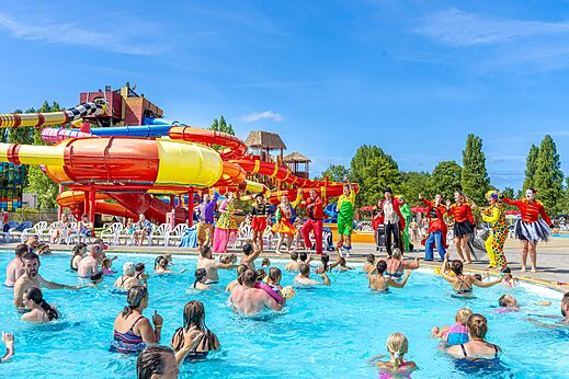 Levendig buitenzwembad met reuzenglijbanen op camping CAPFUN Dune Fleurie in Quend Plage (80).