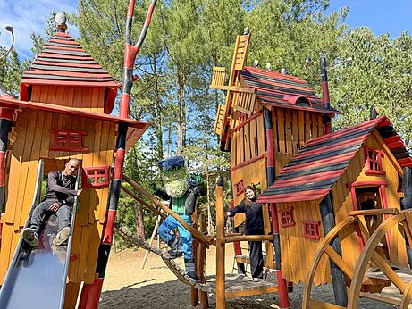 Groot houten speelterrein op camping CAPFUN Dune Fleurie in Quend Plage.