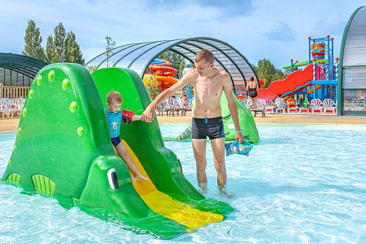 Speelzwembad, kinder glijbaan op camping CAPFUN Dune Fleurie in Quend Plage.