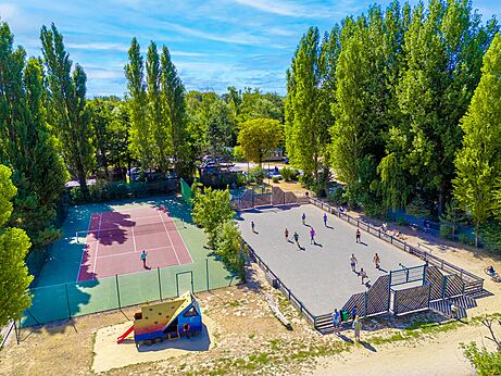 Sportactiviteiten en speeltuin op camping CAPFUN Dune Fleurie in Quend Plage (80).