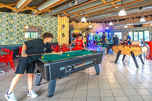 Biljart, tafelvoetbal en arcade games op camping CAPFUN Dune Fleurie in Quend Plage.