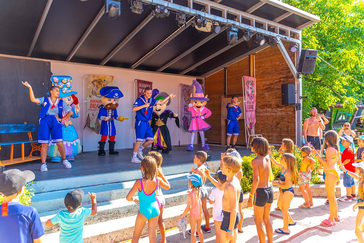 Animatieshow met mascottes en kinderen op camping CAPFUN Duravel in Duravel (46).