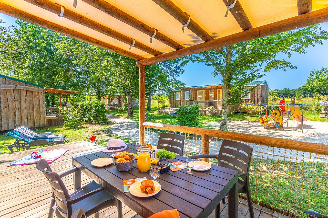 Terras van stacaravan met ontbijt, speeltuin bij CAPFUN Duravel (46).