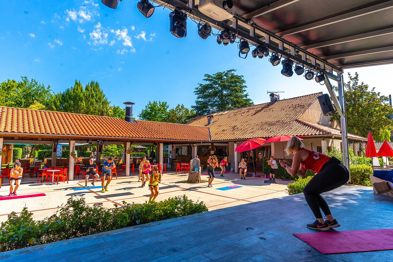 Buiten fitness animatie met groep op camping CAPFUN Duravel in Duravel (46).