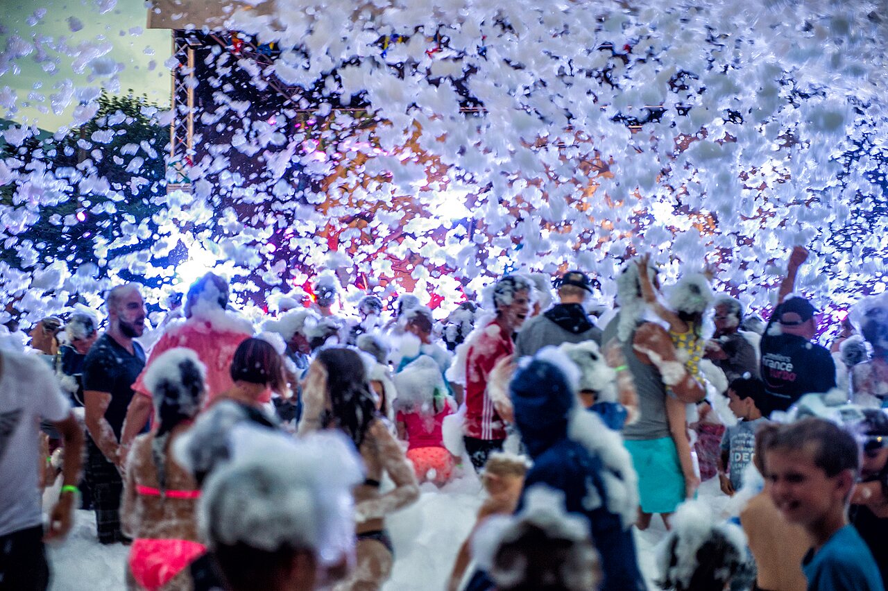 Levendig schuimfeest met veel vakantiegangers op camping CAPFUN Duravel in Duravel (46).