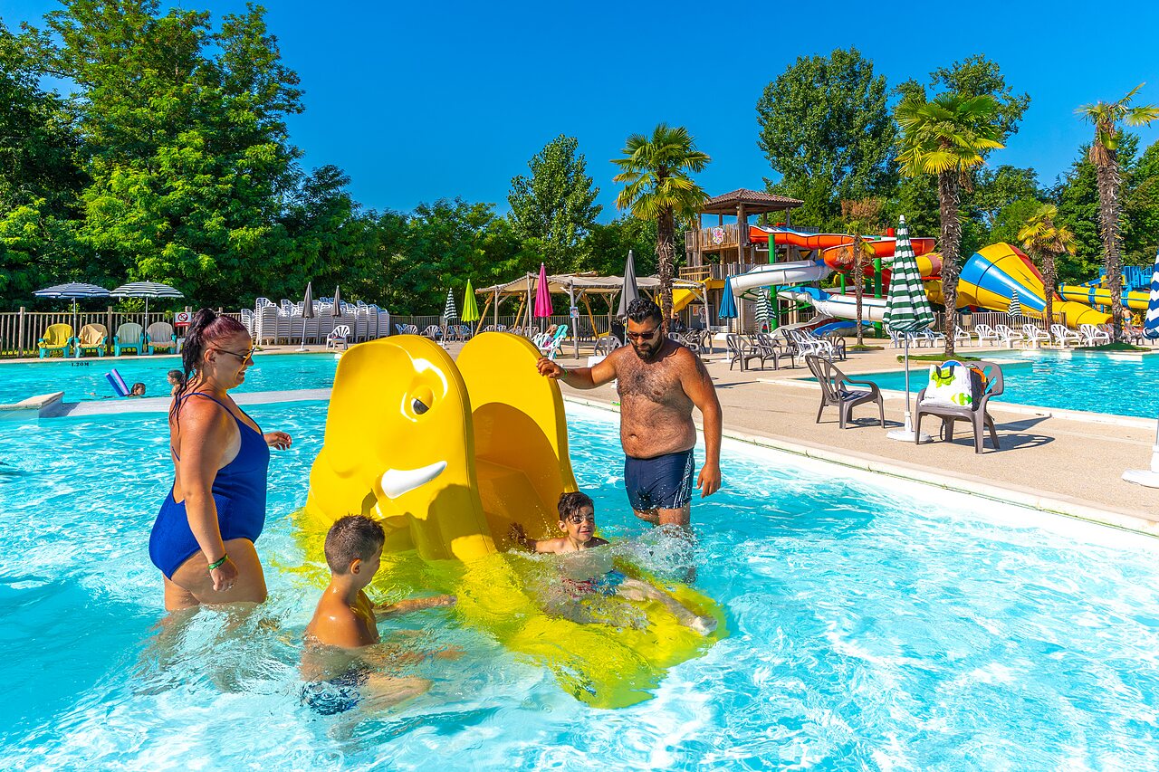 Familie met kinderen bij olifantenglijbaan en waterpark CAPFUN Duravel (46).