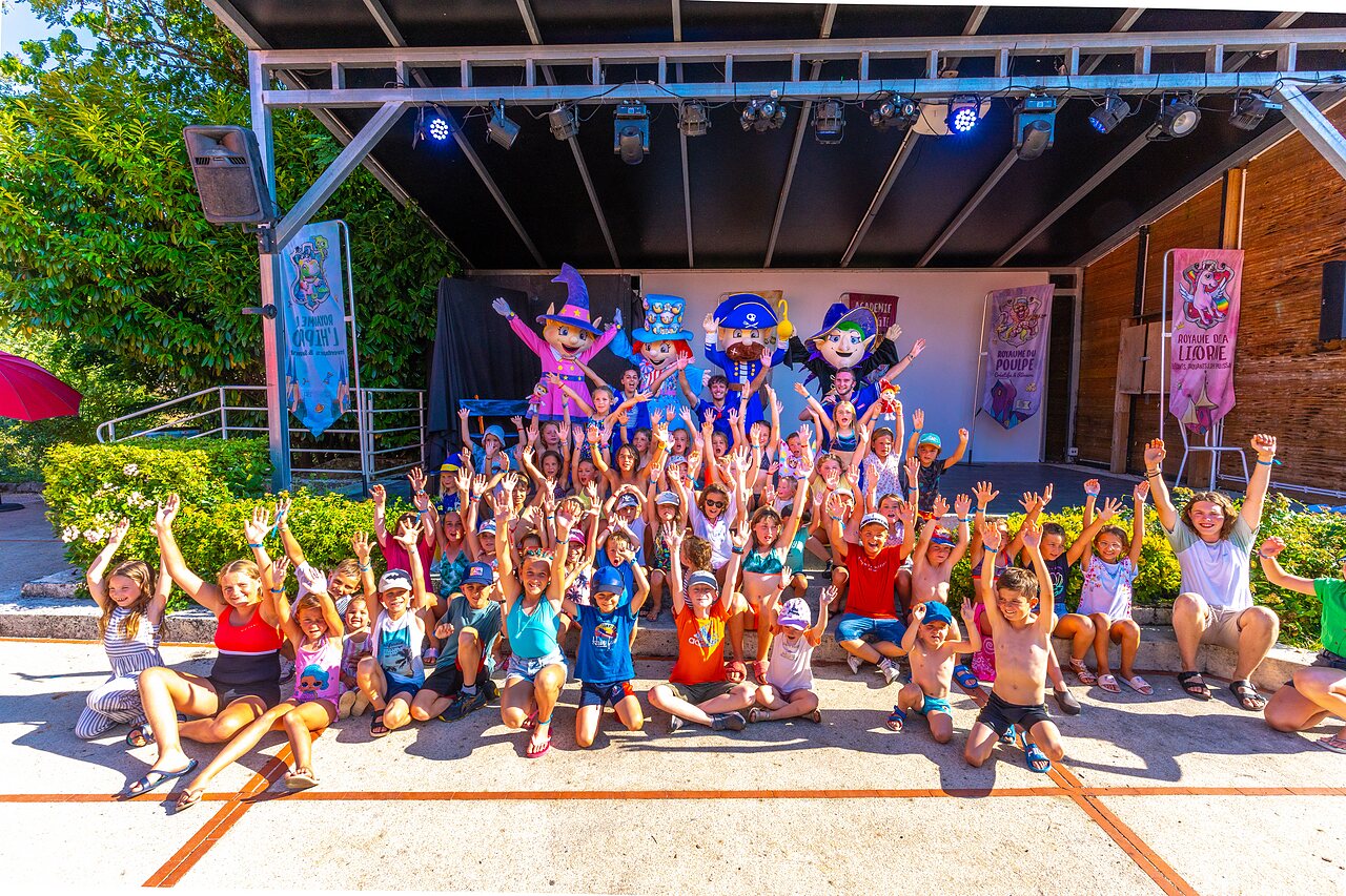 Kinderen en mascottes op podium voor animatie op CAPFUN Duravel in Duravel (46).