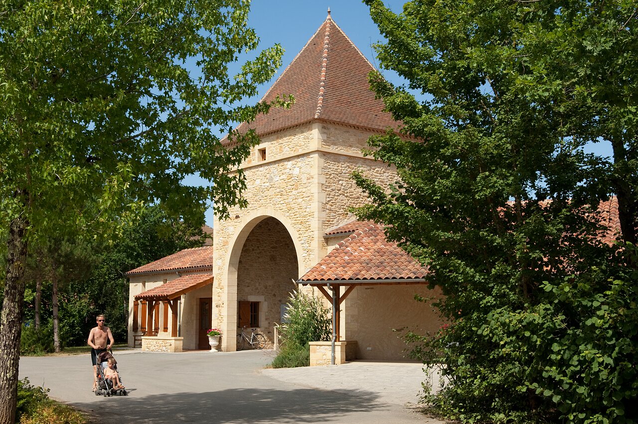 Stenen ontvangstgebouw met boog, ingang CAPFUN Duravel camping in Duravel.