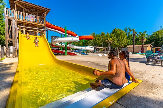Waterglijbanen en kinderzwembad op camping CAPFUN Duravel in Duravel (46).