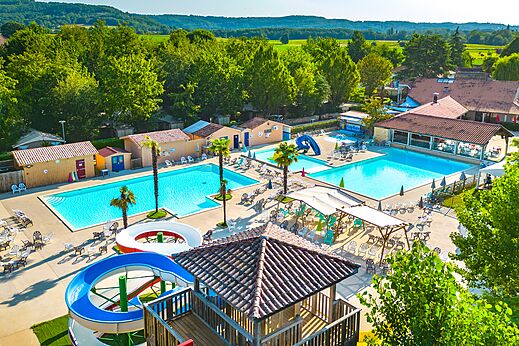 Luchtfoto van waterpark met zwembaden en glijbanen op camping CAPFUN Duravel in Duravel (46).