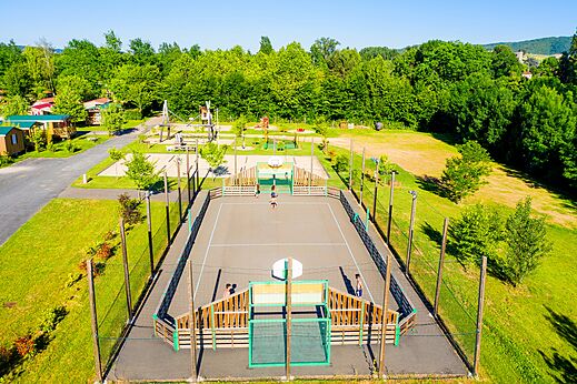 Multisportterrein met basketbal en voetbal op camping CAPFUN Duravel in Duravel (46).