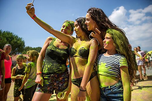 Selfie, groen poeder, vakantiegangers op camping CAPFUN Duravel in Duravel (46).