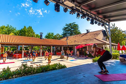 Outdoor fitnessles met animator op camping CAPFUN Duravel in Duravel (46).