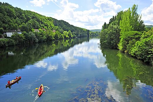 Kanoën en kajakken op rivier, groen bij camping CAPFUN Duravel in Duravel (46).