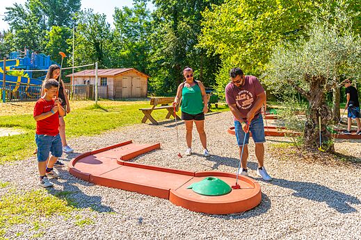 Familie plezier makend op de buiten minigolfbaan van camping CAPFUN Duravel in Duravel (46).