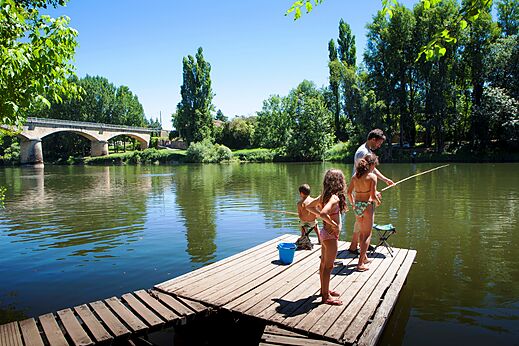 Vissen met familie aan de rivier op camping CAPFUN Duravel (46).