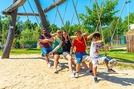 Familie op grote touwschommel op camping CAPFUN Duravel.
