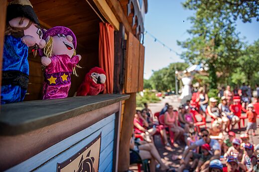 Poppenkastvoorstelling voor kinderen en volwassenen op camping CAPFUN Duravel in Duravel (46).