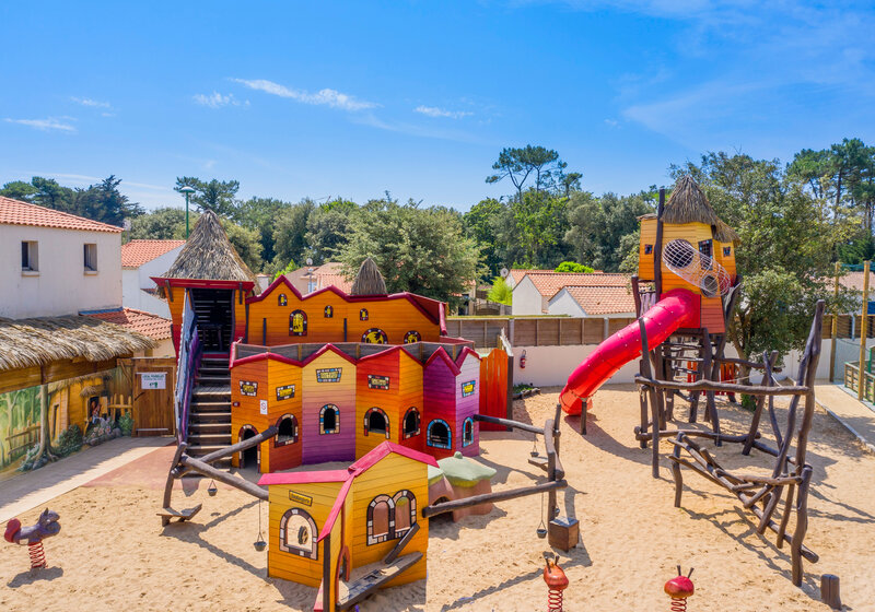 Carabouille Speeltuin - Reuzenglijbaan, kleurrijke speeltuin, speelhuisjes op camping CAPFUN Ecureuils in JARD SUR MER (85).