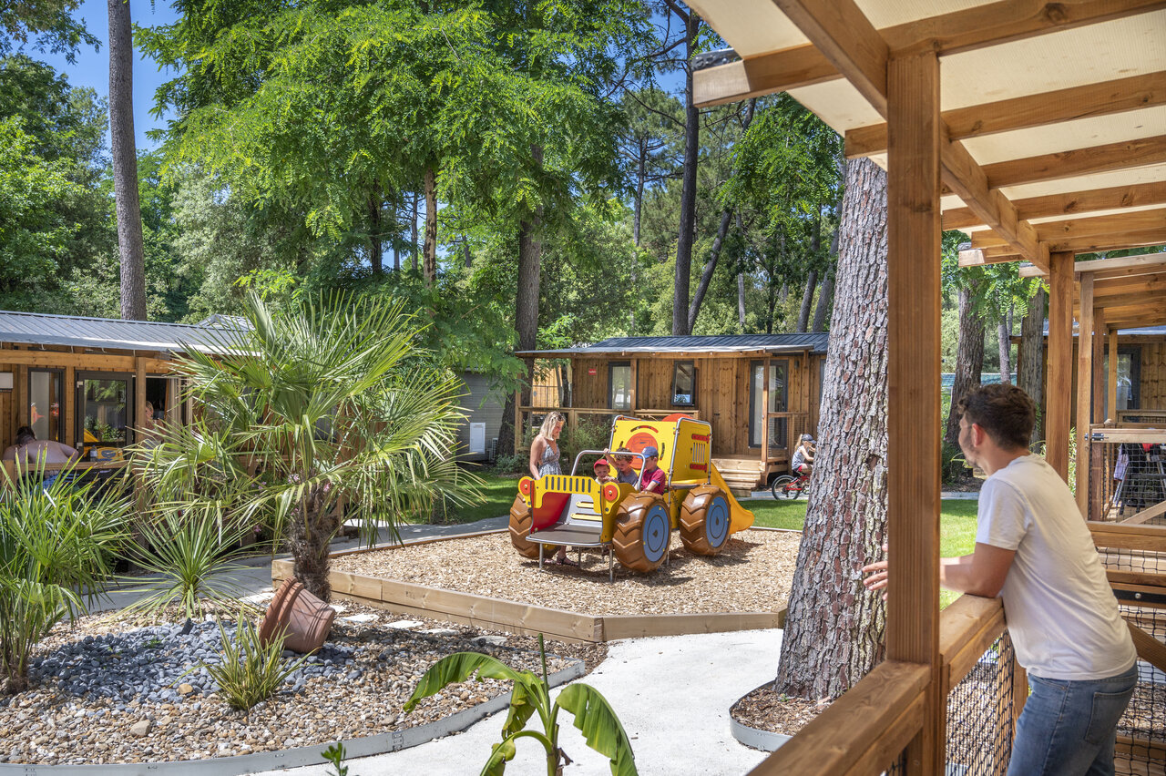 Houten stacaravans en kinderspeeltuin op camping CAPFUN Ecureuils in JARD SUR MER (85).