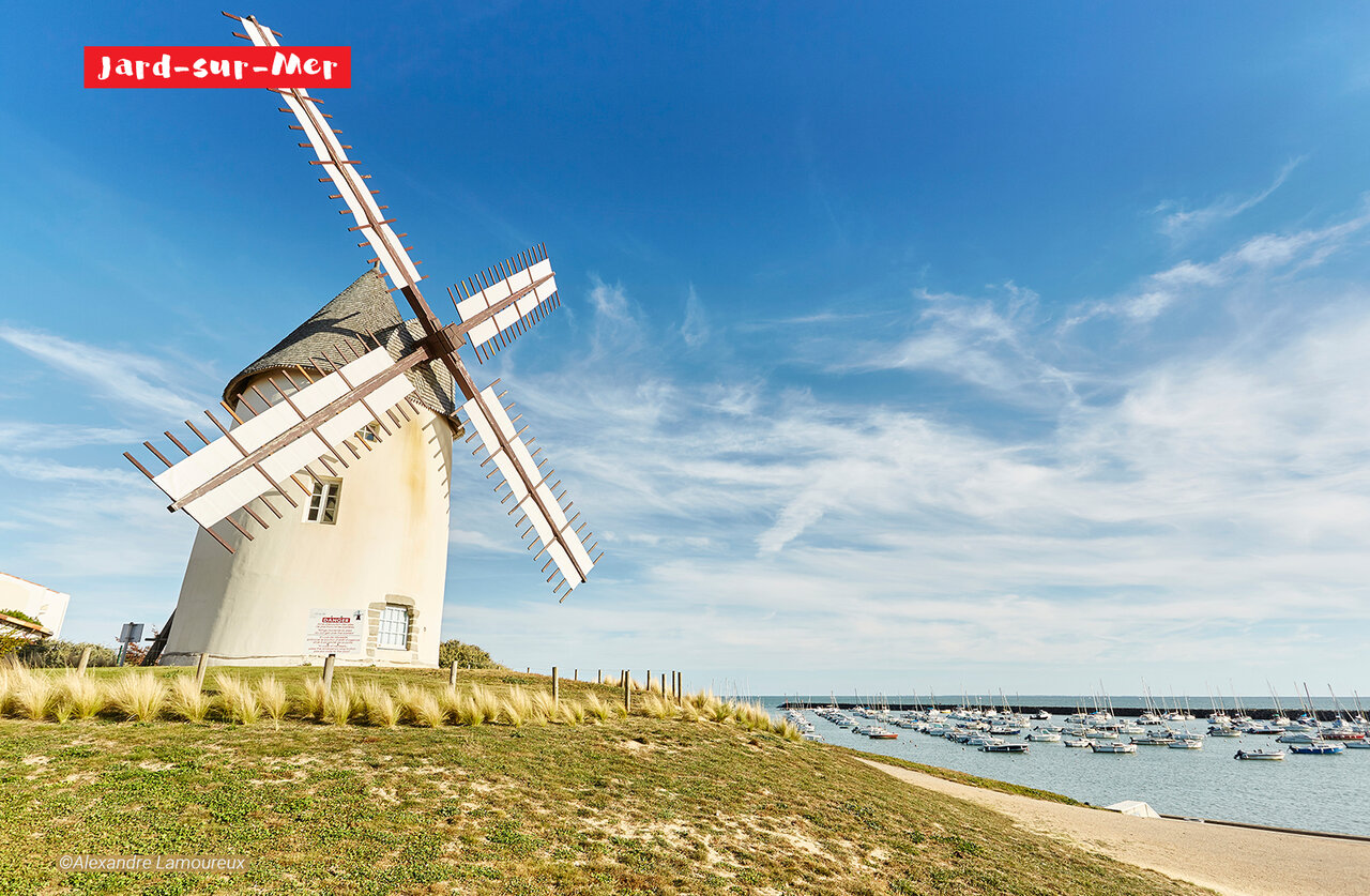 Molen van La Conche en jachthaven in Jard-sur-Mer, Vend�e.