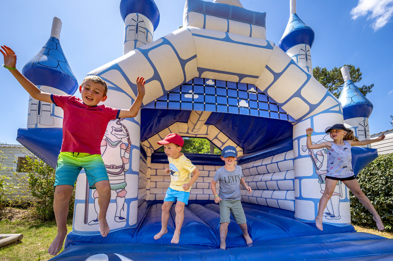Springkasteel met blije kinderen op camping CAPFUN Ecureuils in JARD SUR MER (85).