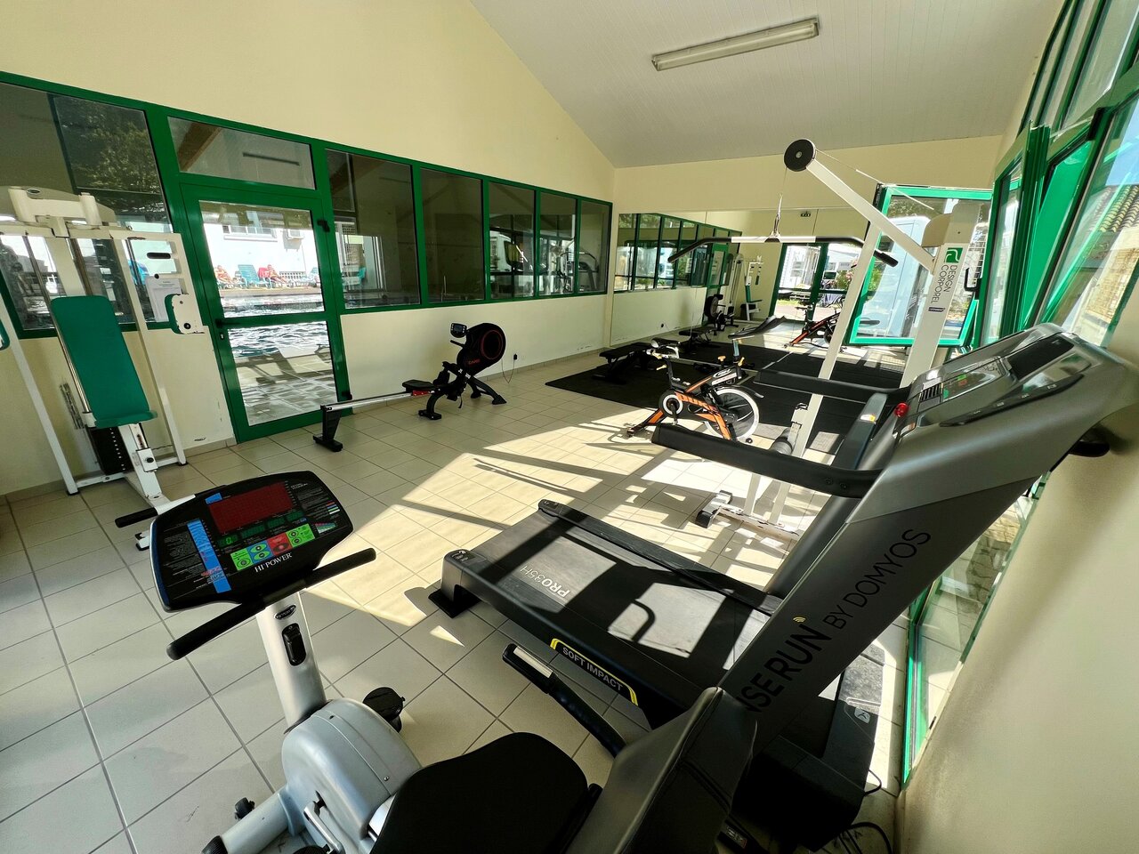Complete fitnessruimte, uitzicht zwembad, CAPFUN Ecureuils JARD SUR MER (85).