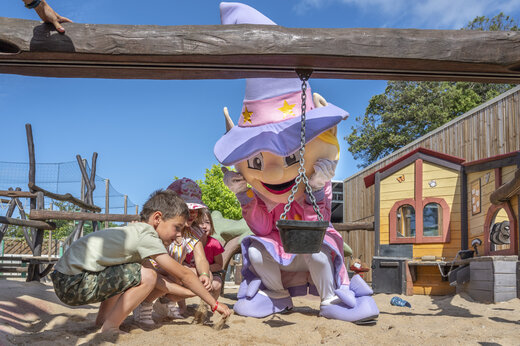 Mascotte en kinderen spelen in de speeltuin op camping CAPFUN Ecureuils in JARD SUR MER.