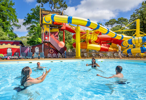 Buitenzwembad met reusachtige waterglijbanen op camping CAPFUN Ecureuils in JARD SUR MER (85).