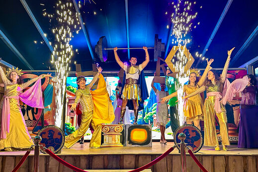 Animatie show met gekostumeerde artiesten en pyrotechnische effecten op camping CAPFUN Ecureuils in JARD SUR MER (85).