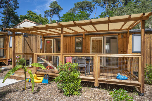 Houten stacaravan met overdekt terras op camping CAPFUN Ecureuils in JARD SUR MER (85).