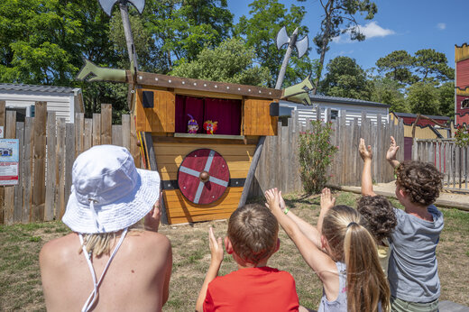 Poppenkastvoorstelling voor kinderen op camping CAPFUN Ecureuils in JARD SUR MER (85).