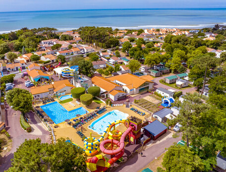 Waterpark, glijbanen, luchtfoto op camping CAPFUN Ecureuils in JARD SUR MER (85).