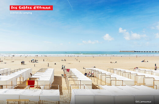 Strand van Les Sables d'Olonne met strandhuisjes en zwemmers, Vend�e.