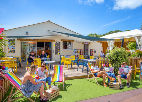 Bar en zonnig terras op camping CAPFUN Ecureuils in JARD SUR MER (85).
