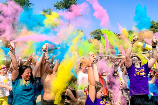 Kleurrijke animatie met Holi-poeder voor vakantiegangers op camping CAPFUN Ecureuils in JARD SUR MER (85).