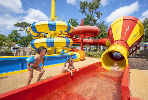 Kleurrijke waterglijbanen voor kinderen op camping CAPFUN Ecureuils JARD SUR MER (85).