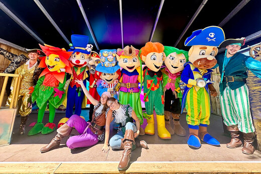Mascottes en verklede animatoren op podium voor een show op camping CAPFUN Ecureuils in JARD SUR MER (85).